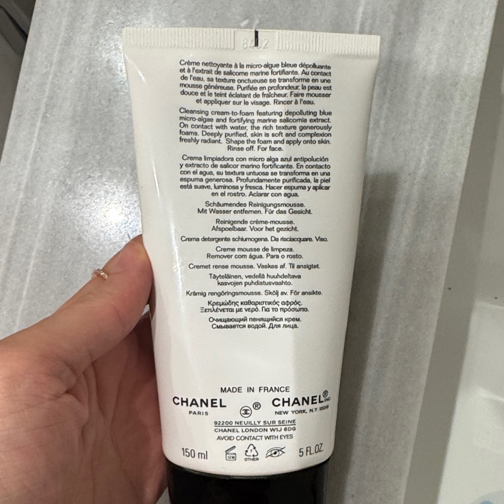 CHANEL La Mousse Cleansing Foam in Black and White - Picture 2 of 2